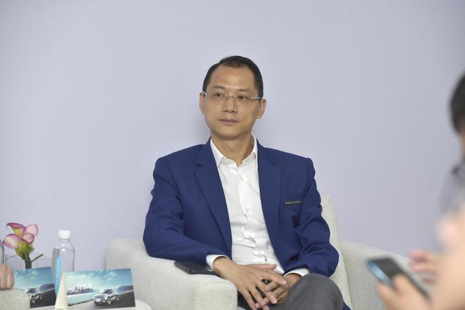 天际bsports必一体育首席营销官（CMO）向东平正在接受采访