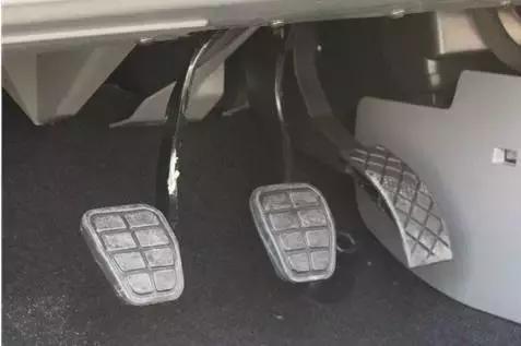 刹车/油门不靠在一起了？为什么不能这样？