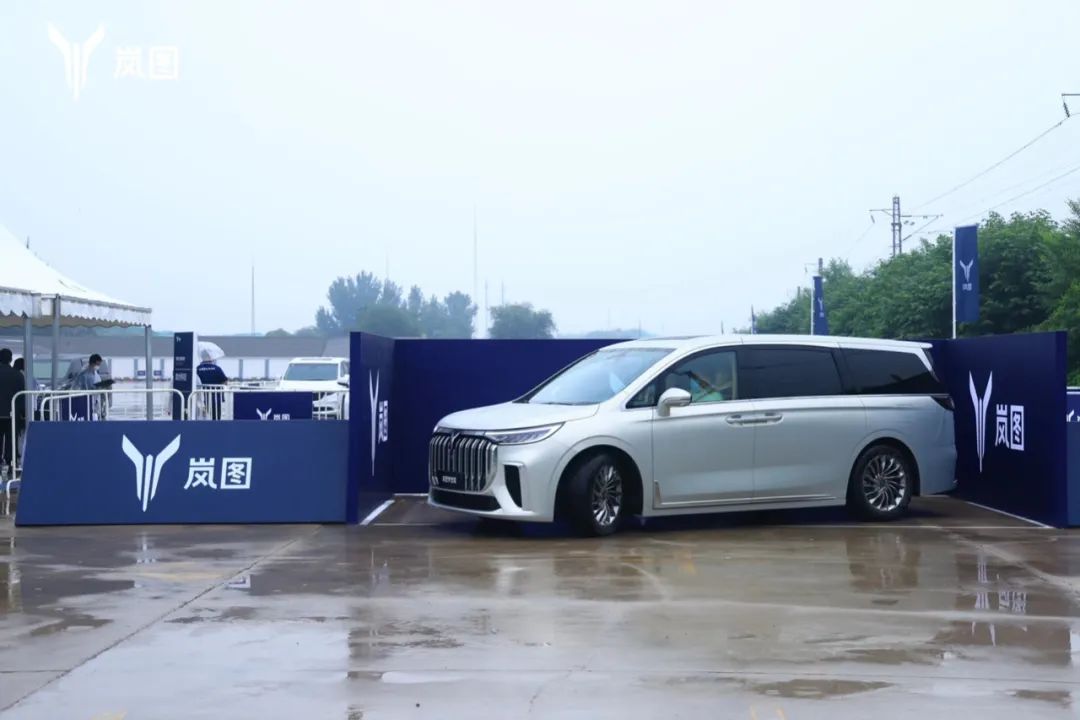 油与电的直面交锋，岚图梦想家对比丰田赛那