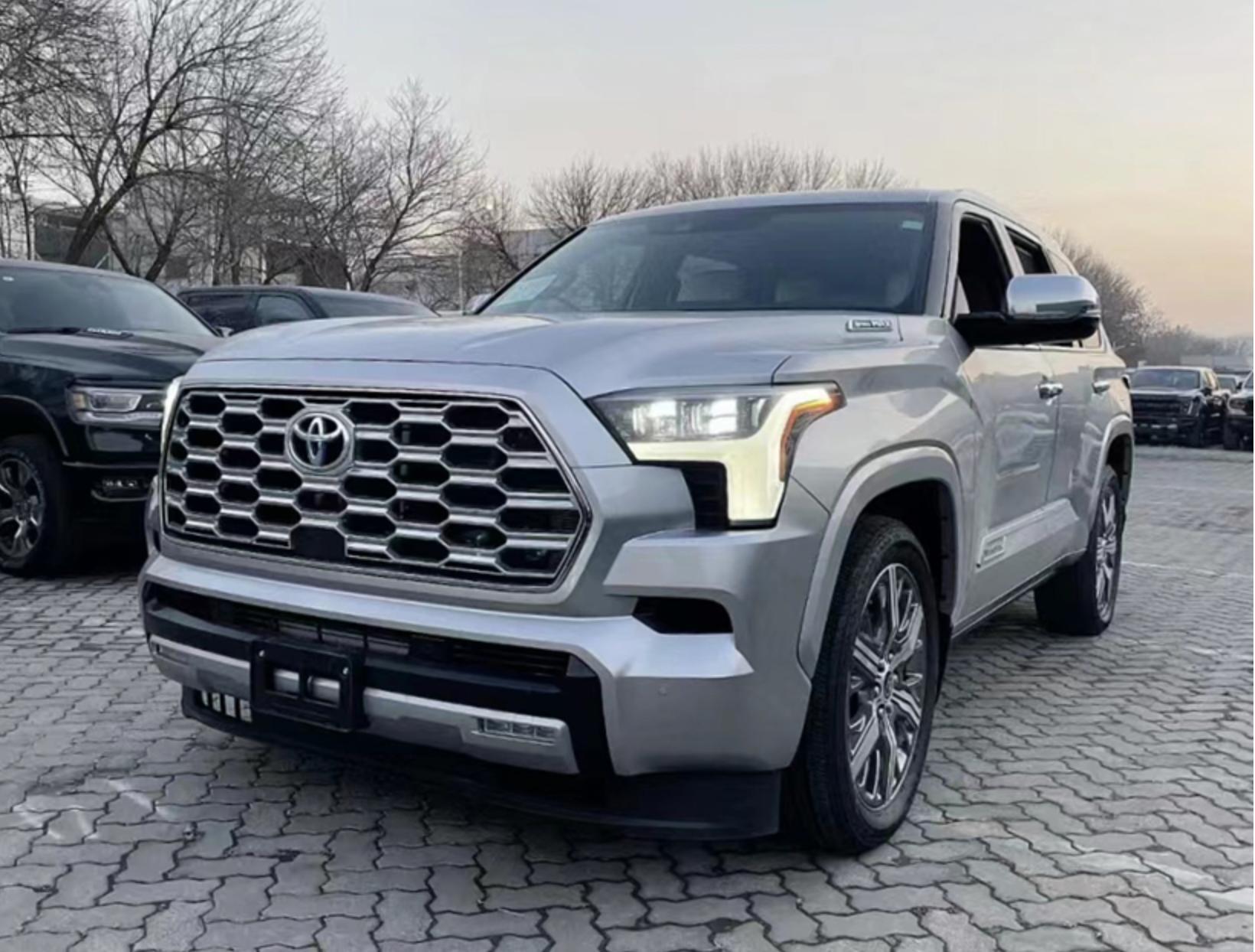 丰田红杉实拍:搭3.5T V6混动！车长近5米3