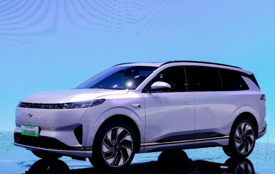 东风奕派北京车展再上新，家庭智能大型SUV eπ008预售五小时订单破万