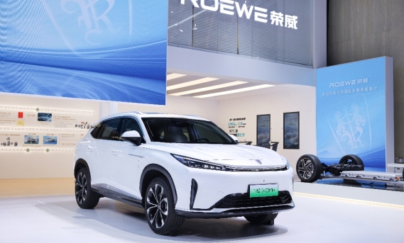 “国家队”实力联动 荣威D5X DMH携手范志毅，北京车展开启预售